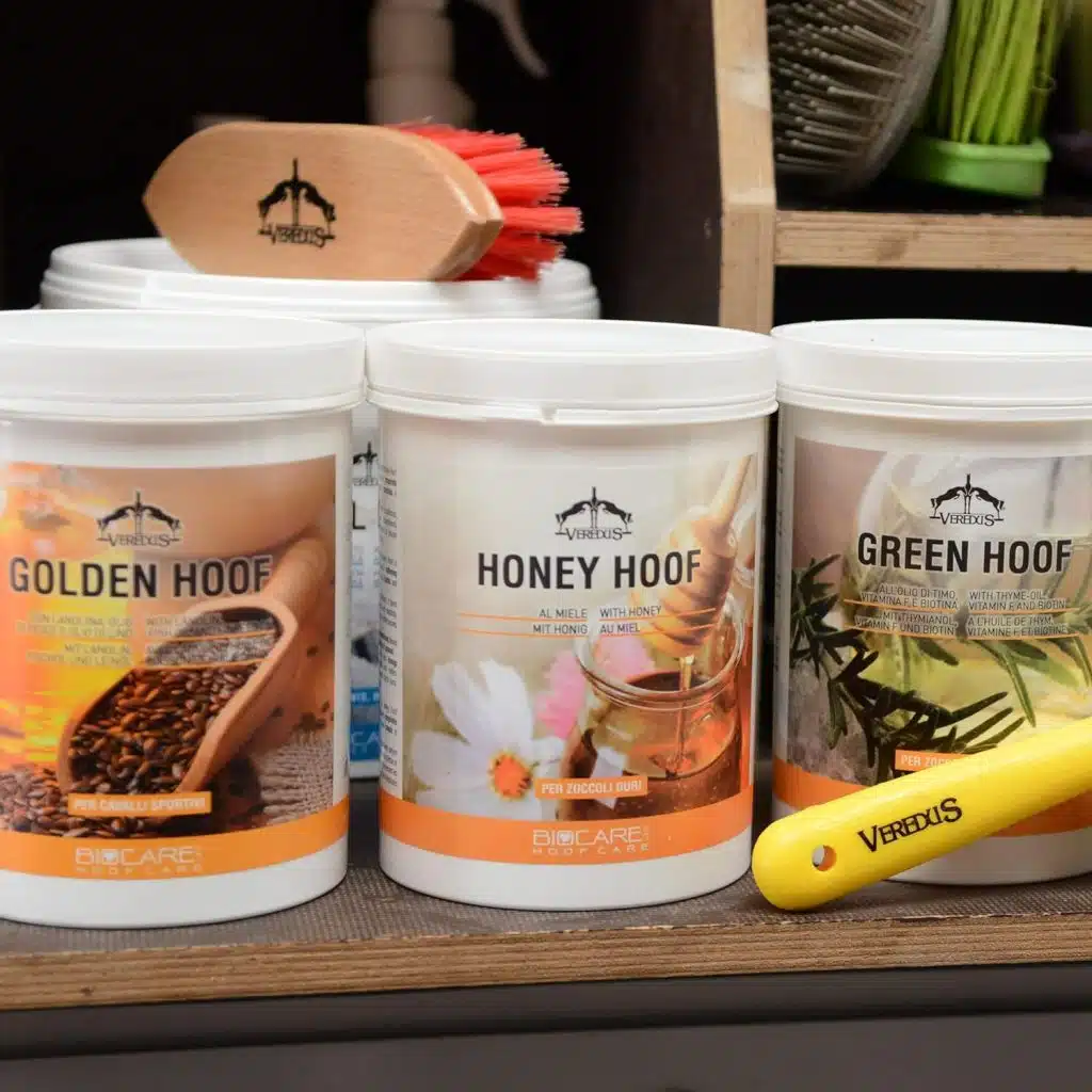 Graisse Veredus Honey Hoof pour sabots de chevaux, pot disposé à côté des modèles Golden Hoof et Green Hoof